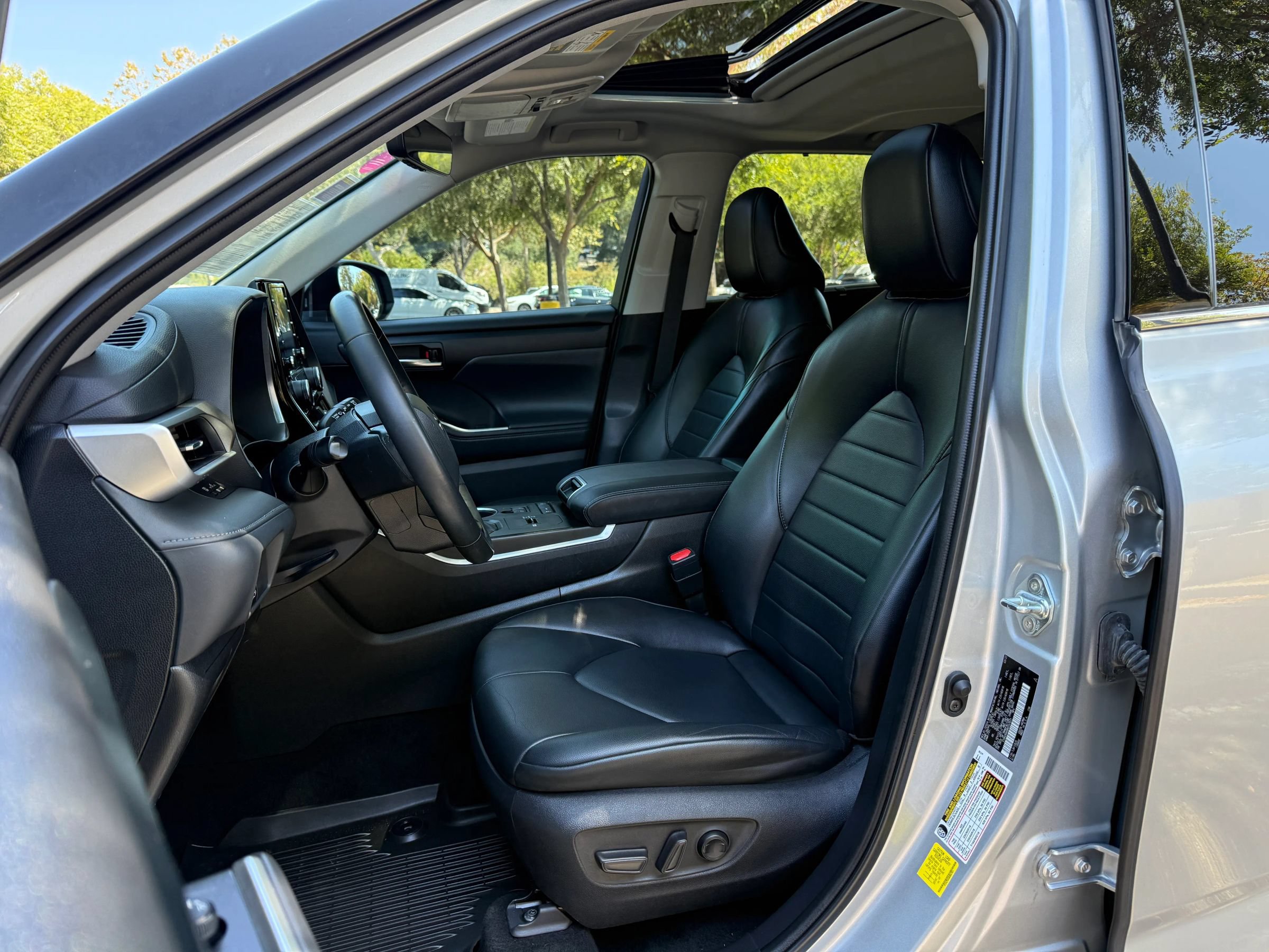 Used 2022 Toyota Highlander XLE FWD image 11