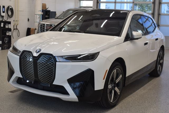 Used 2023 BMW iX xDrive50 w/ Sport Package AWD/4WD image 9