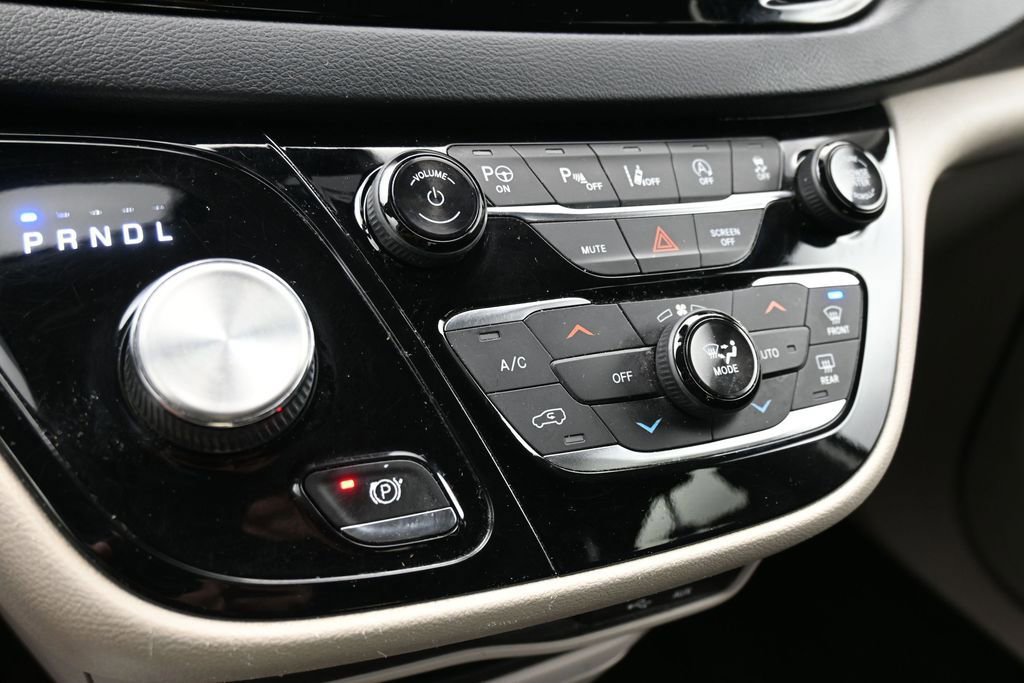 Used 2019 Chrysler Pacifica Touring Plus w/ Advanced Safetytec Group FWD image 29