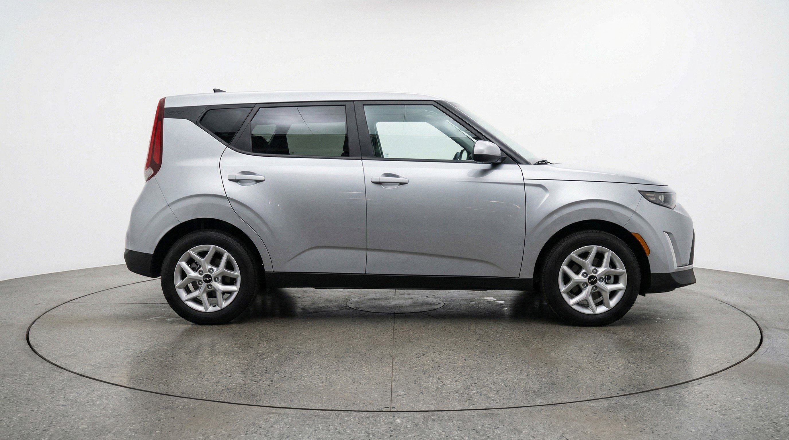 Used 2025 Kia Soul LX w/ LX Technology Package FWD image 11