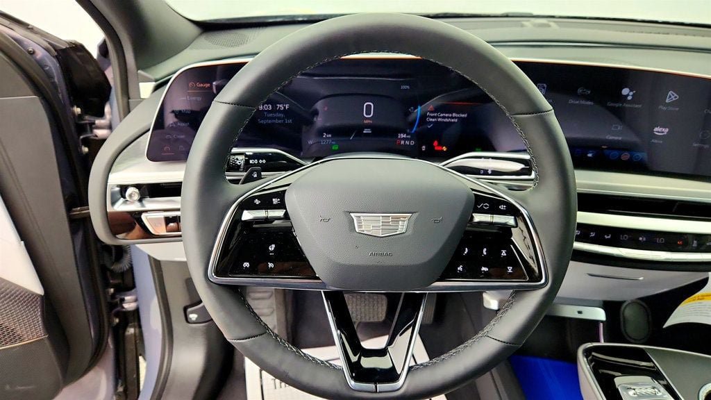 Used 2025 Cadillac Lyriq Luxury AWD/4WD image 13