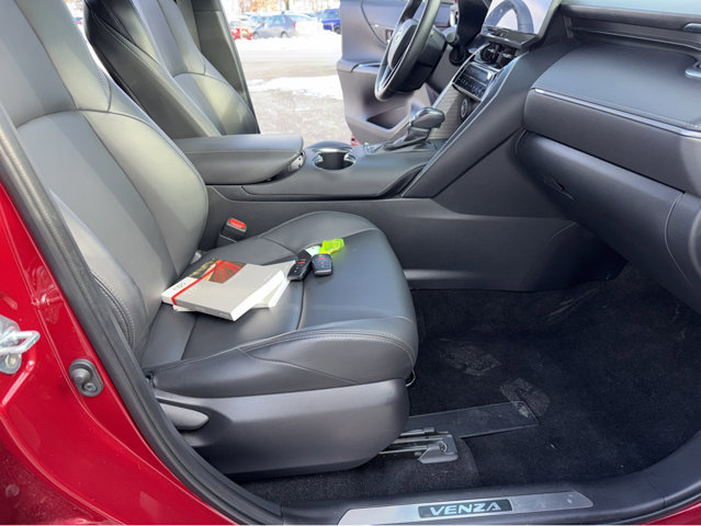 Used 2024 Toyota Venza XLE image 5