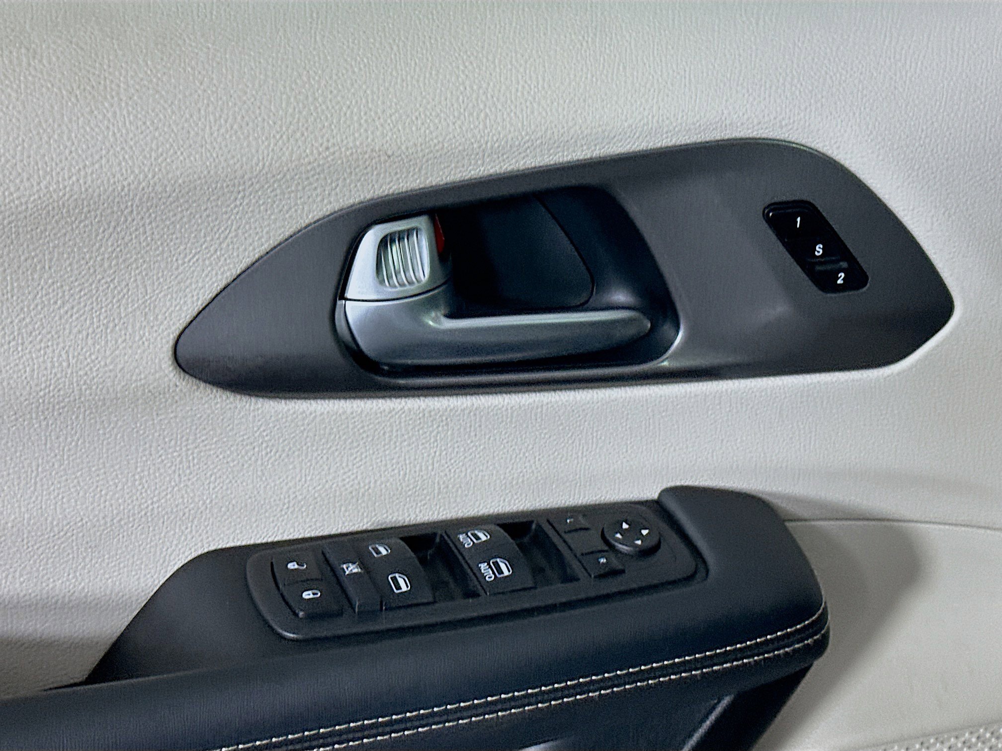 Used 2024 Chrysler Pacifica Touring-L image 15