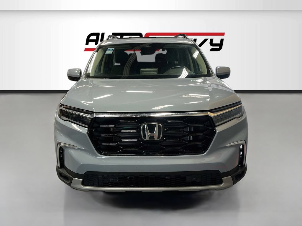 Used 2024 Honda Pilot Touring image 2