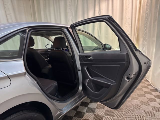 Certified 2023 Volkswagen Jetta SE w/ Panoramic Sunroof Package image 32