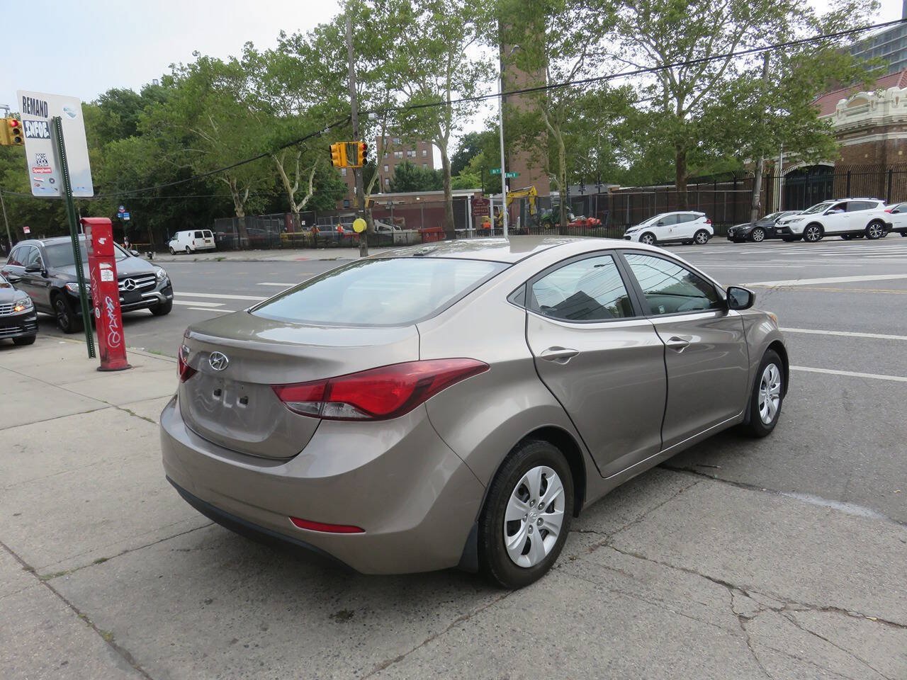 Used 2016 Hyundai Elantra SE FWD image 4