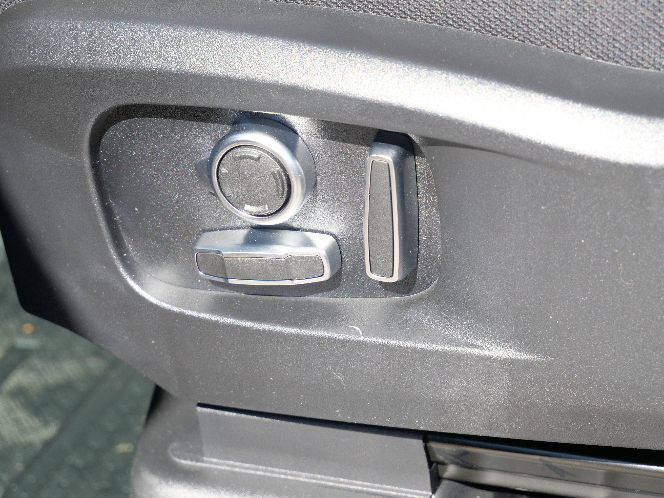 New 2026 Land Rover Defender 130 V8 image 5