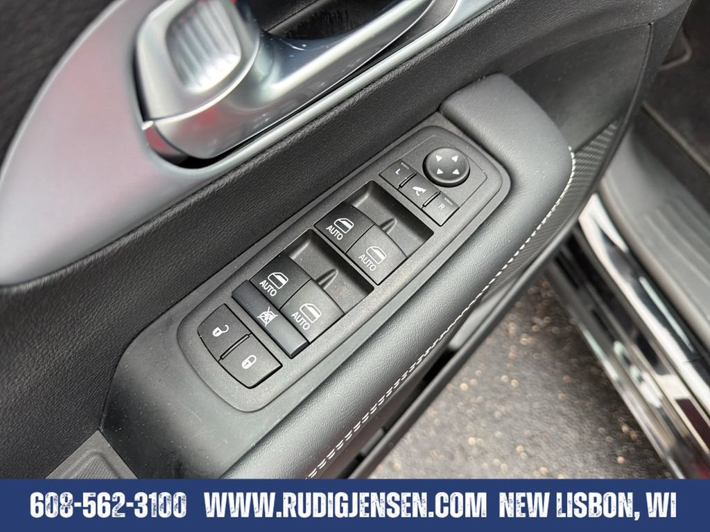 Used 2026 Chrysler Pacifica Limited FWD image 11