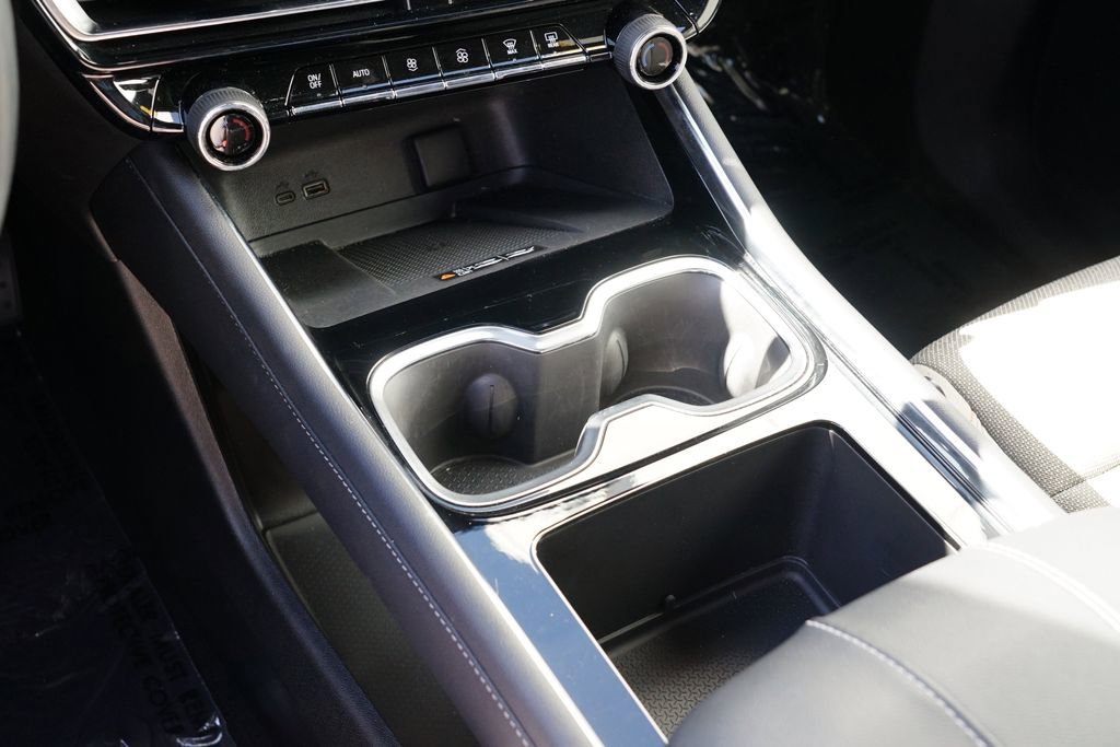 Used 2025 Chevrolet Traverse LT image 24