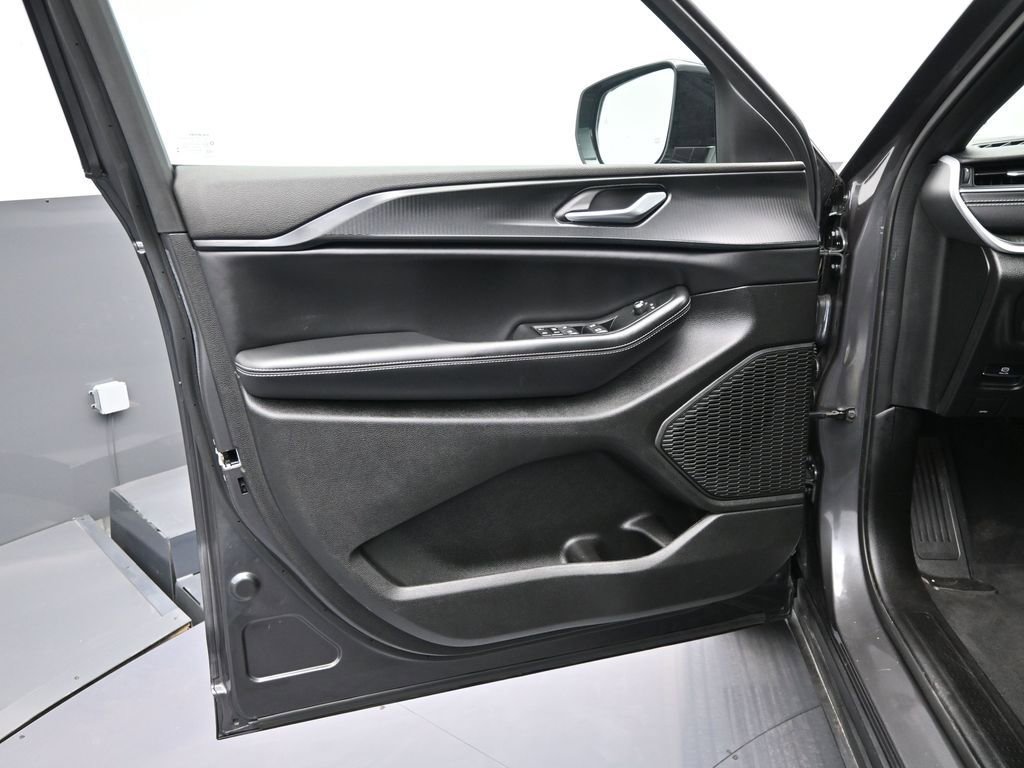 Used 2024 Jeep Grand Cherokee Altitude image 12