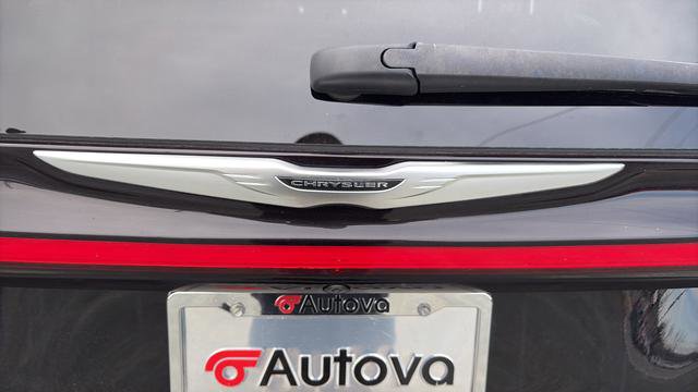 Used 2024 Chrysler Pacifica Touring-L image 12