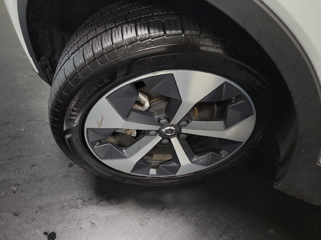 Used 2024 Volvo XC40 B5 Plus AWD/4WD image 13