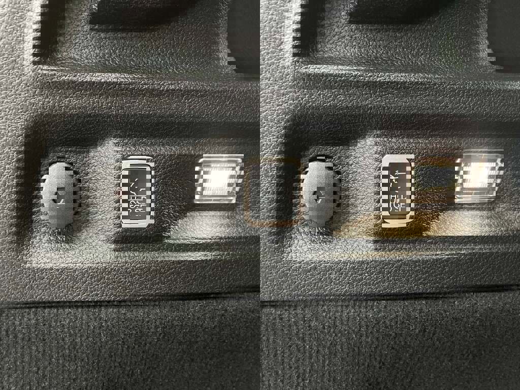 New 2025 Jeep Grand Cherokee L Summit w/ Luxury Tech Group V image 38