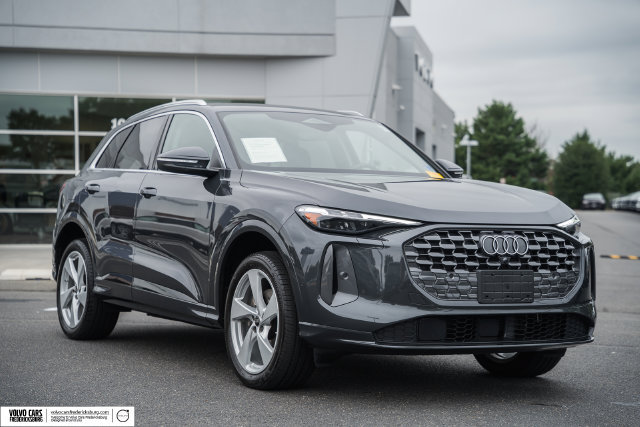 Used 2025 Audi Q5 Premium Plus w/ Premium Plus AWD/4WD image 1