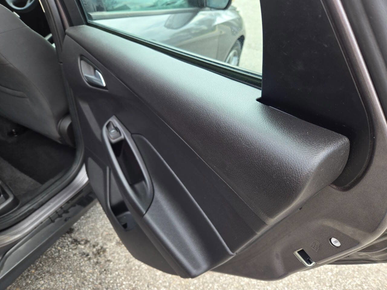 Used 2014 Ford Focus SE w/ SE Sport Package image 29