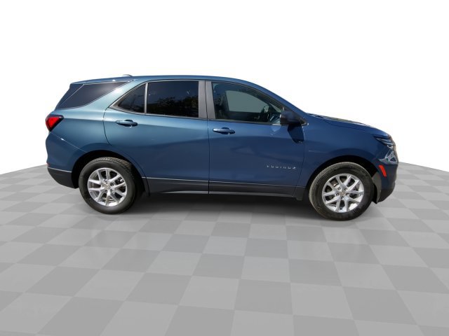 Used 2024 Chevrolet Equinox LS w/ LS Convenience Package AWD/4WD image 3