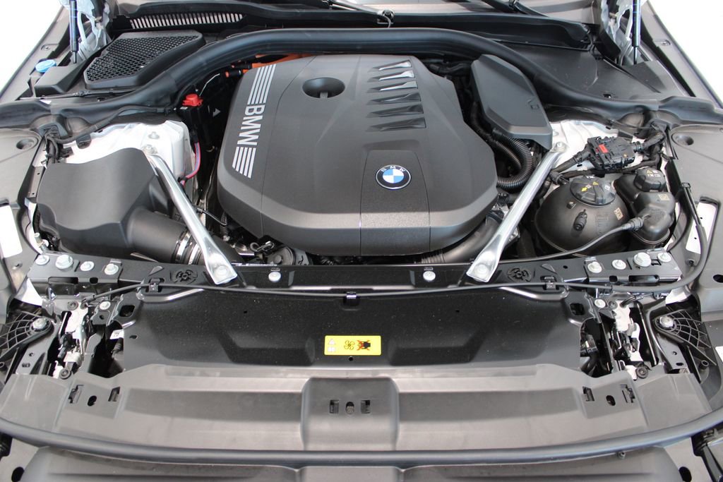 New 2026 BMW 550e xDrive AWD/4WD image 8