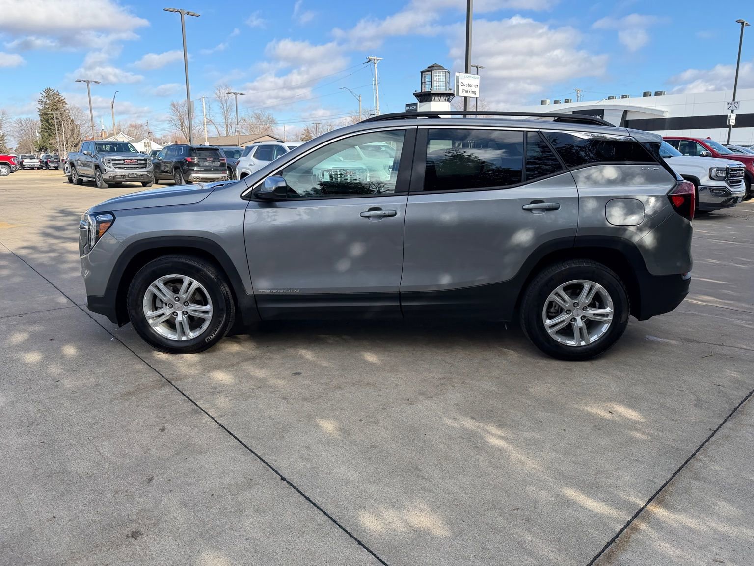 Used 2024 GMC Terrain SLE w/ Driver Convenience Package image 8