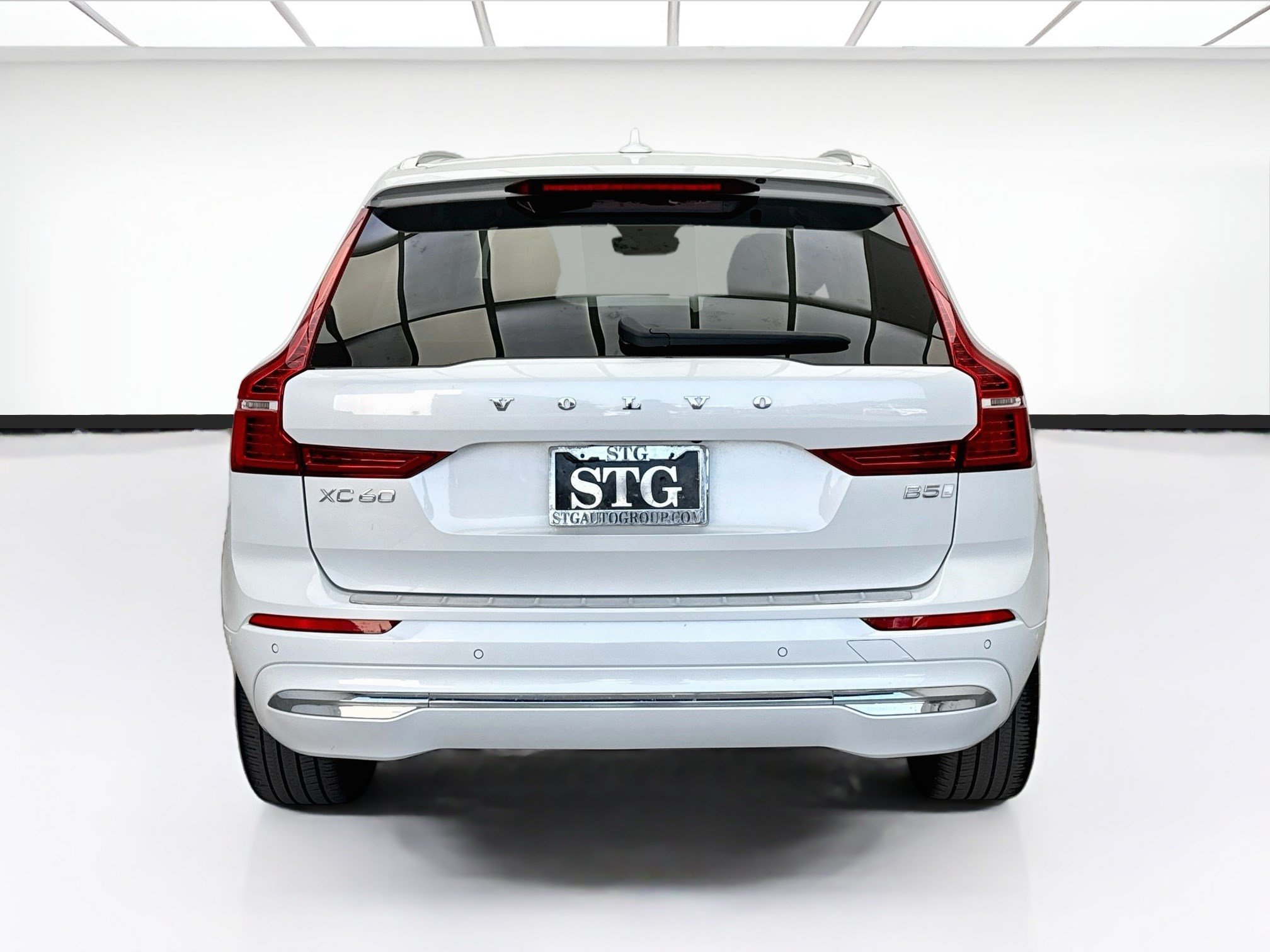 Used 2023 Volvo XC60 B5 Ultimate w/ Climate Package FWD image 5