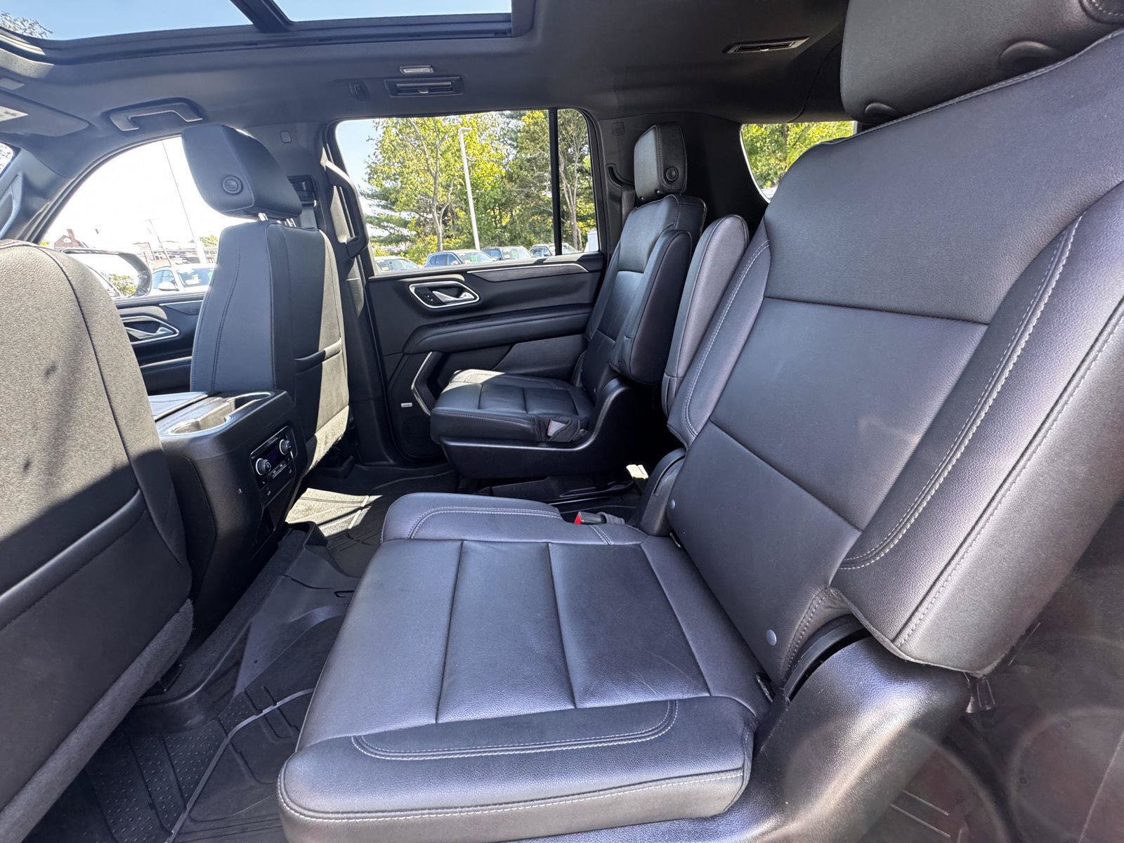 Certified 2022 Chevrolet Suburban Z71 w/ Luxury Package AWD/4WD image 15