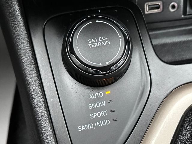 Used 2017 Jeep Cherokee Limited image 18