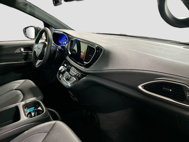 New 2026 Chrysler Pacifica Select AWD/4WD image 32
