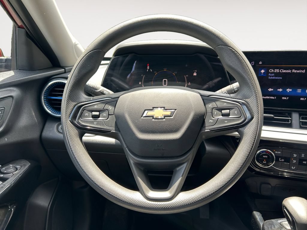 Used 2025 Chevrolet Trax LT FWD image 12