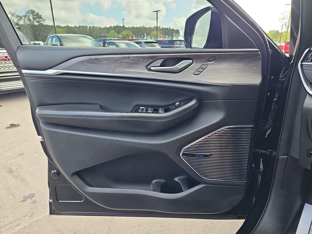 Used 2022 Jeep Grand Cherokee Overland w/ Luxury Tech Group IV image 31