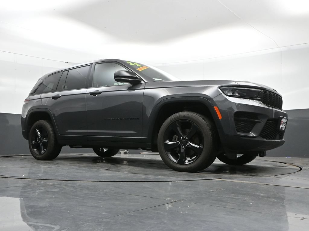 Used 2025 Jeep Grand Cherokee Altitude AWD/4WD image 43