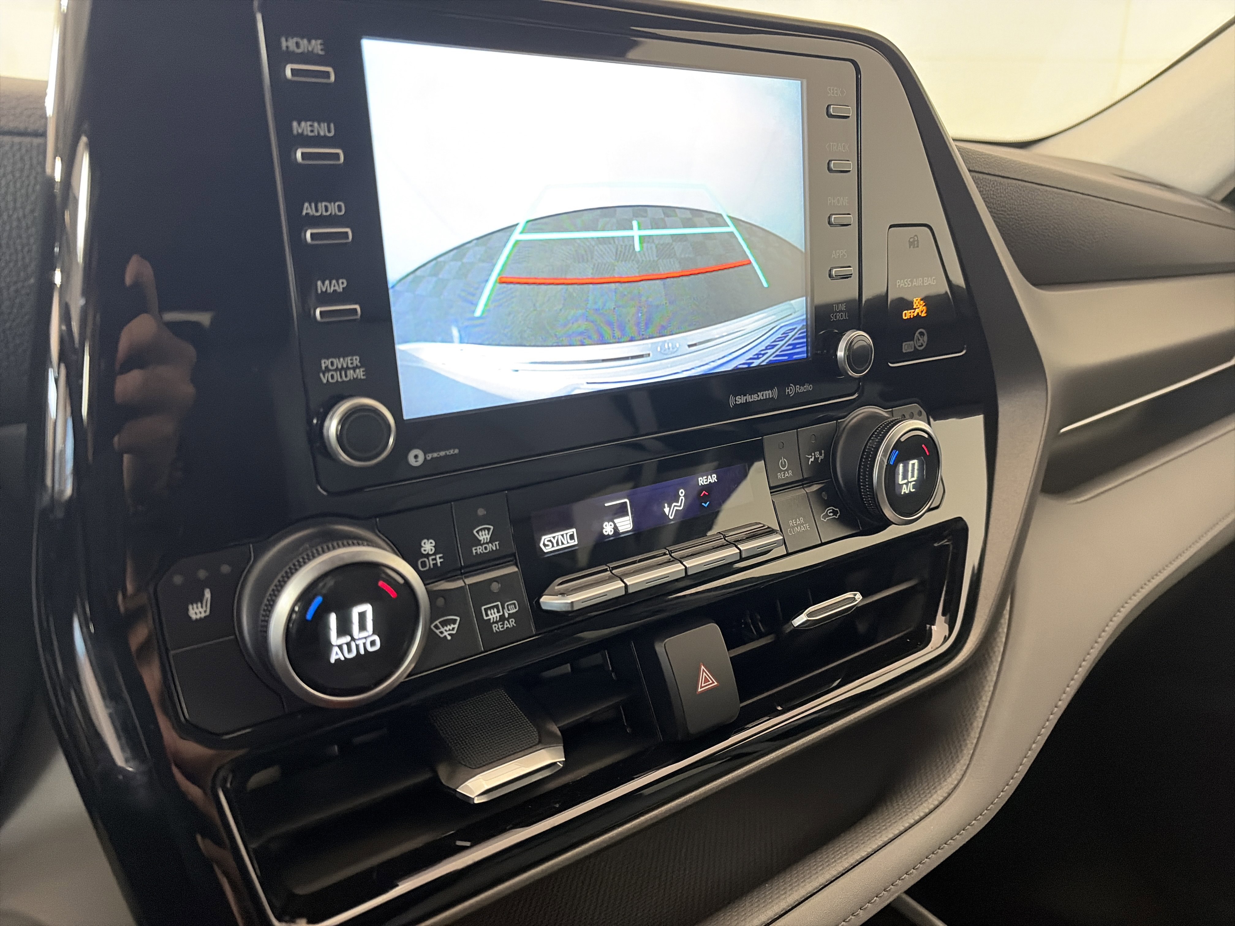 Used 2020 Toyota Highlander XLE image 22