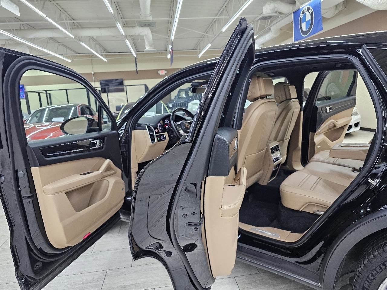 Used 2020 Porsche Cayenne AWD/4WD image 17