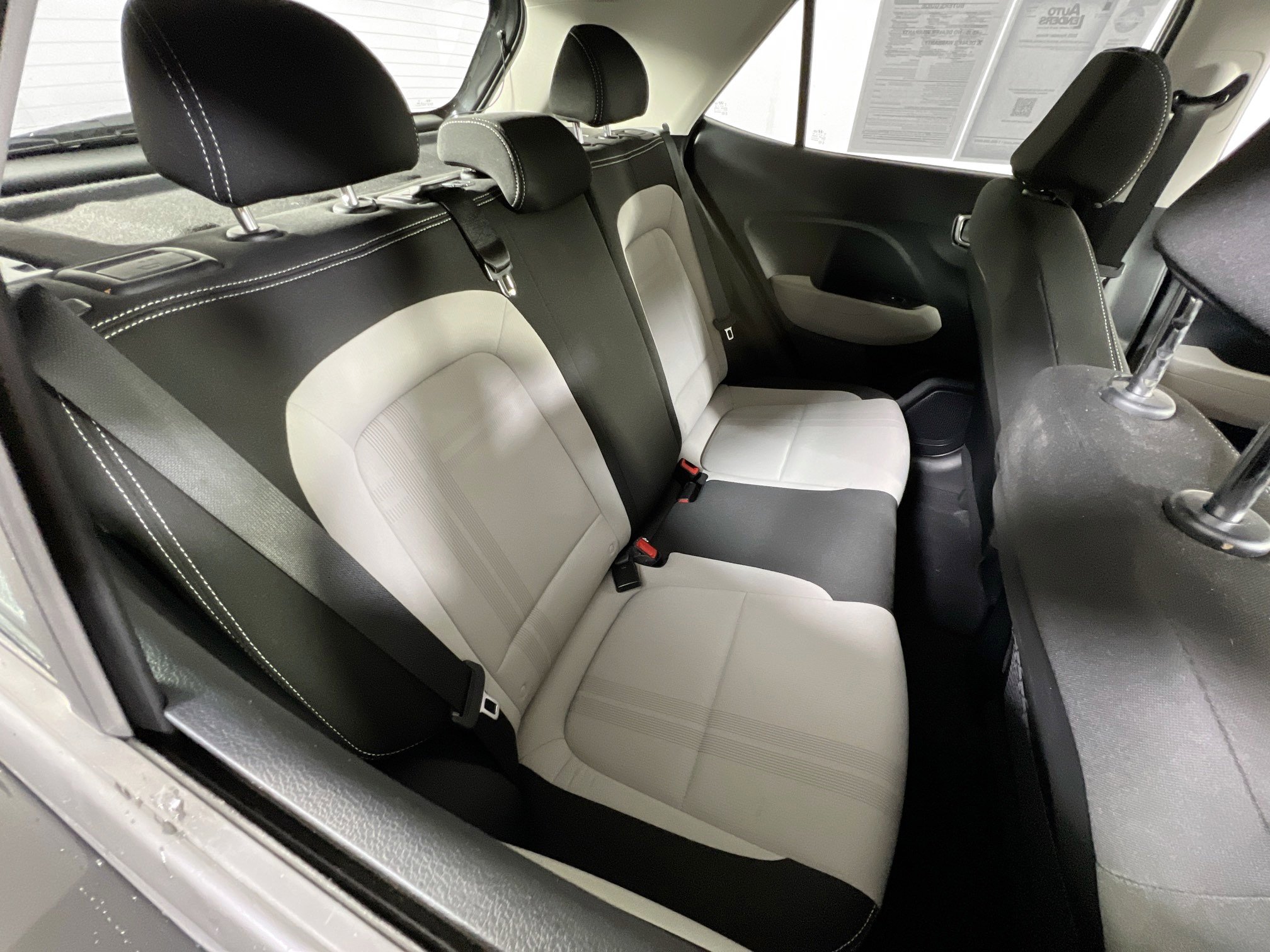 Used 2023 Hyundai Venue SEL image 25