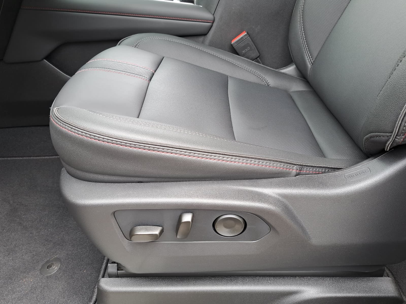 Used 2026 Chevrolet Suburban RST w/ Comfort Package RWD image 32