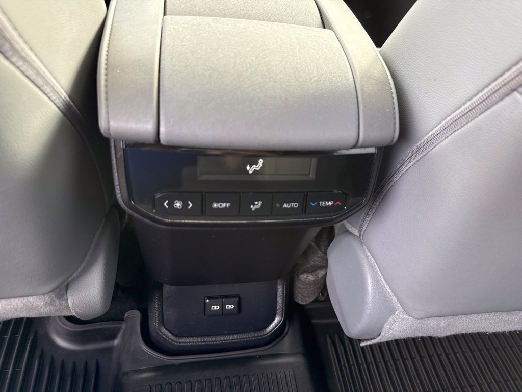 Used 2024 Toyota Highlander XLE AWD/4WD image 24