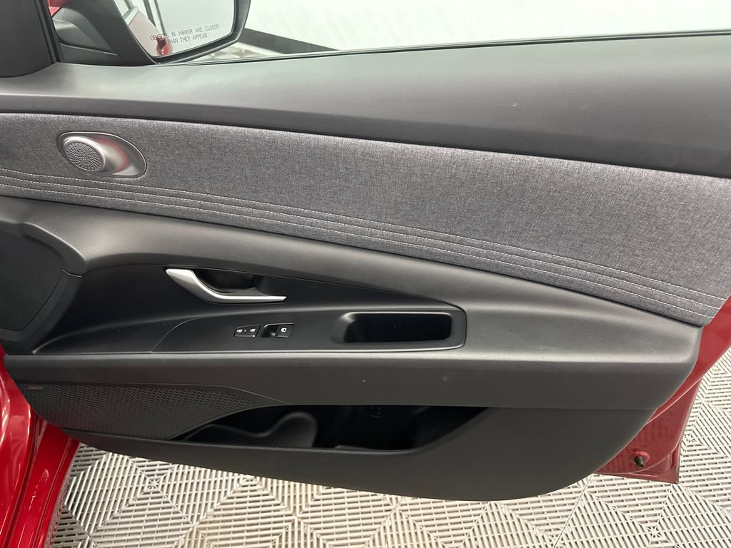 Used 2025 Hyundai Elantra Limited FWD image 15