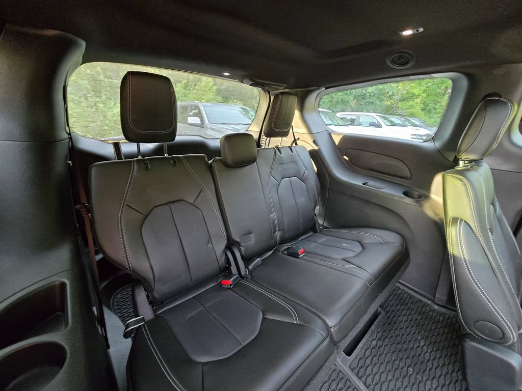 Used 2025 Chrysler Pacifica Select AWD/4WD image 24