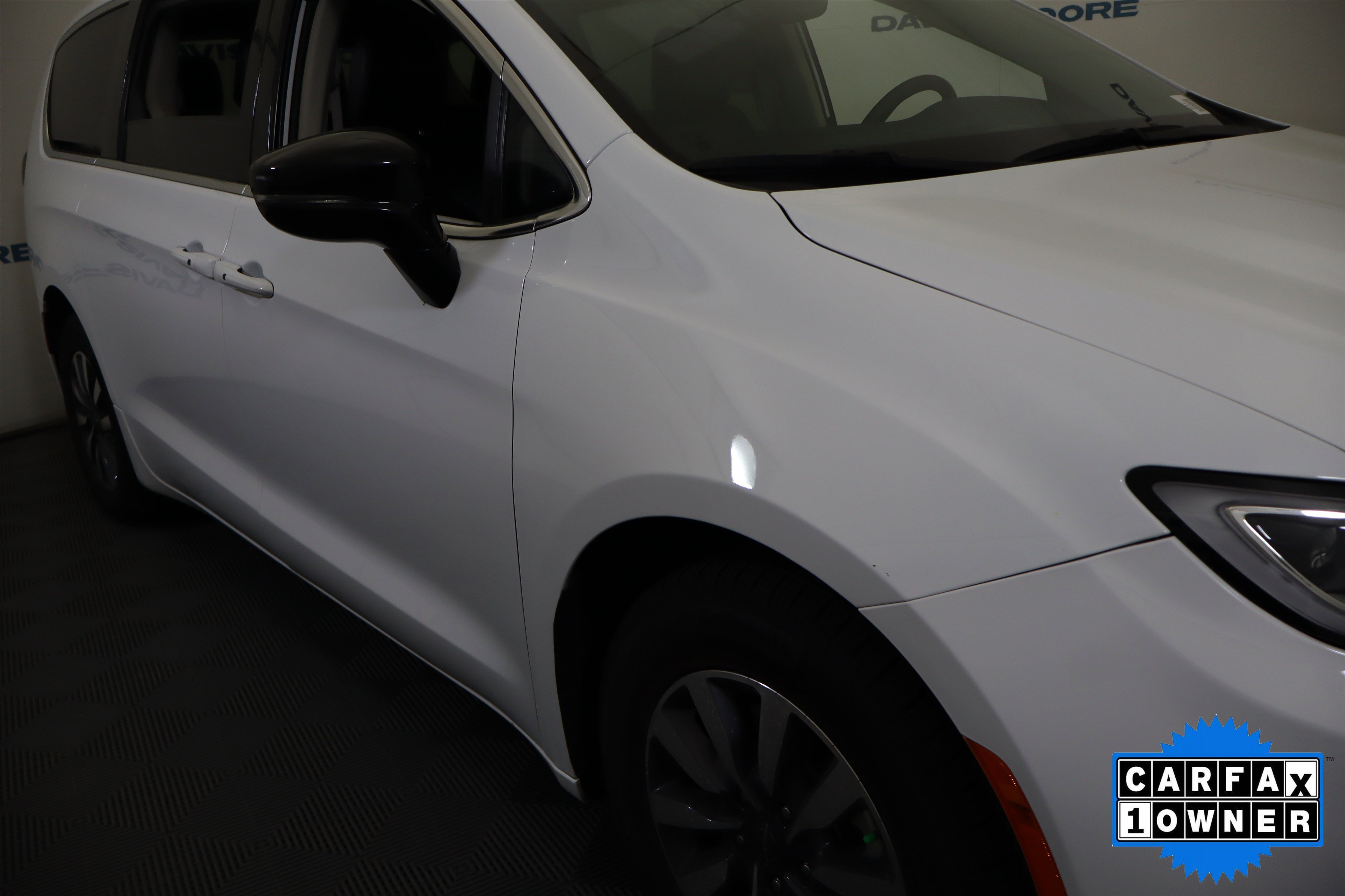 Used 2024 Chrysler Pacifica Select image 3