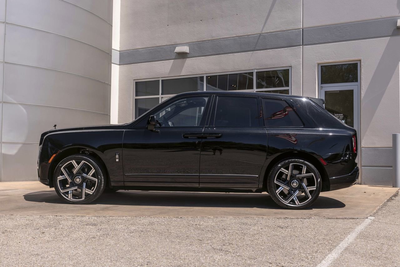 New 2026 Rolls-Royce Cullinan Black Badge image 23