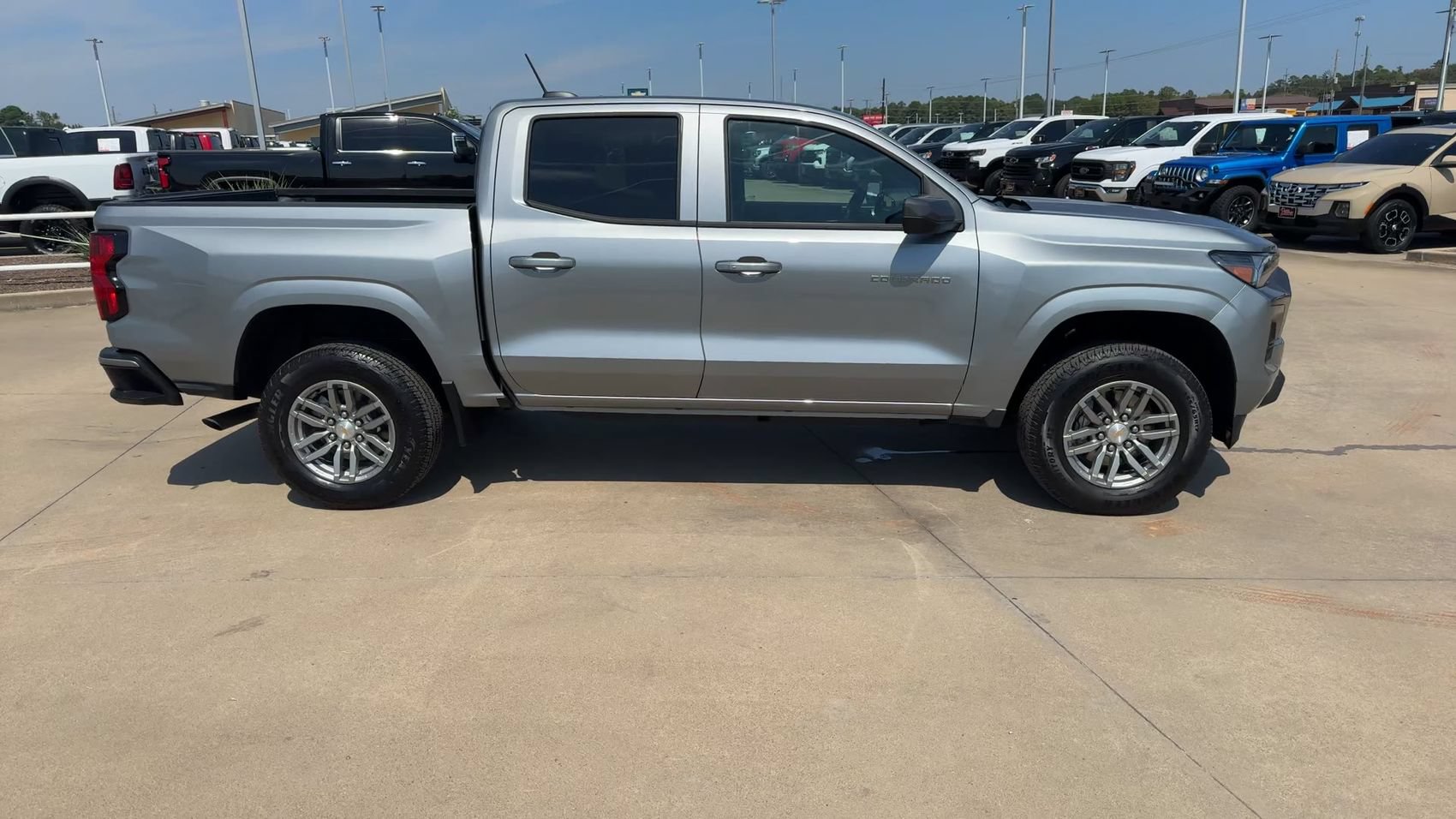 Used 2026 Chevrolet Colorado LT RWD image 2