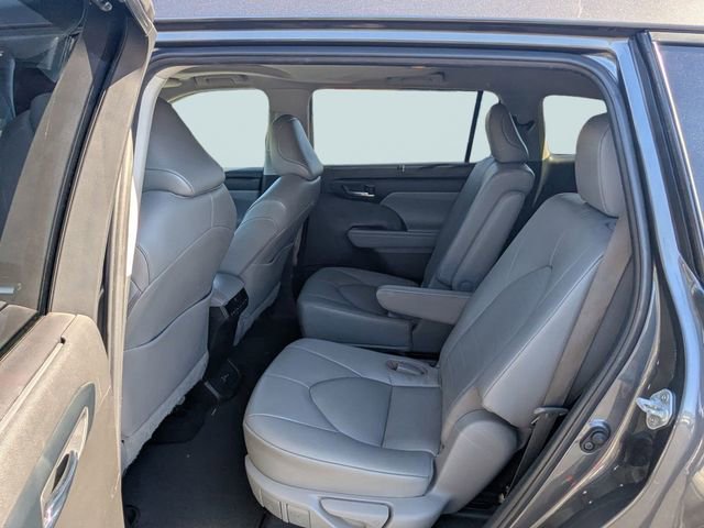 Used 2022 Toyota Highlander XLE image 13