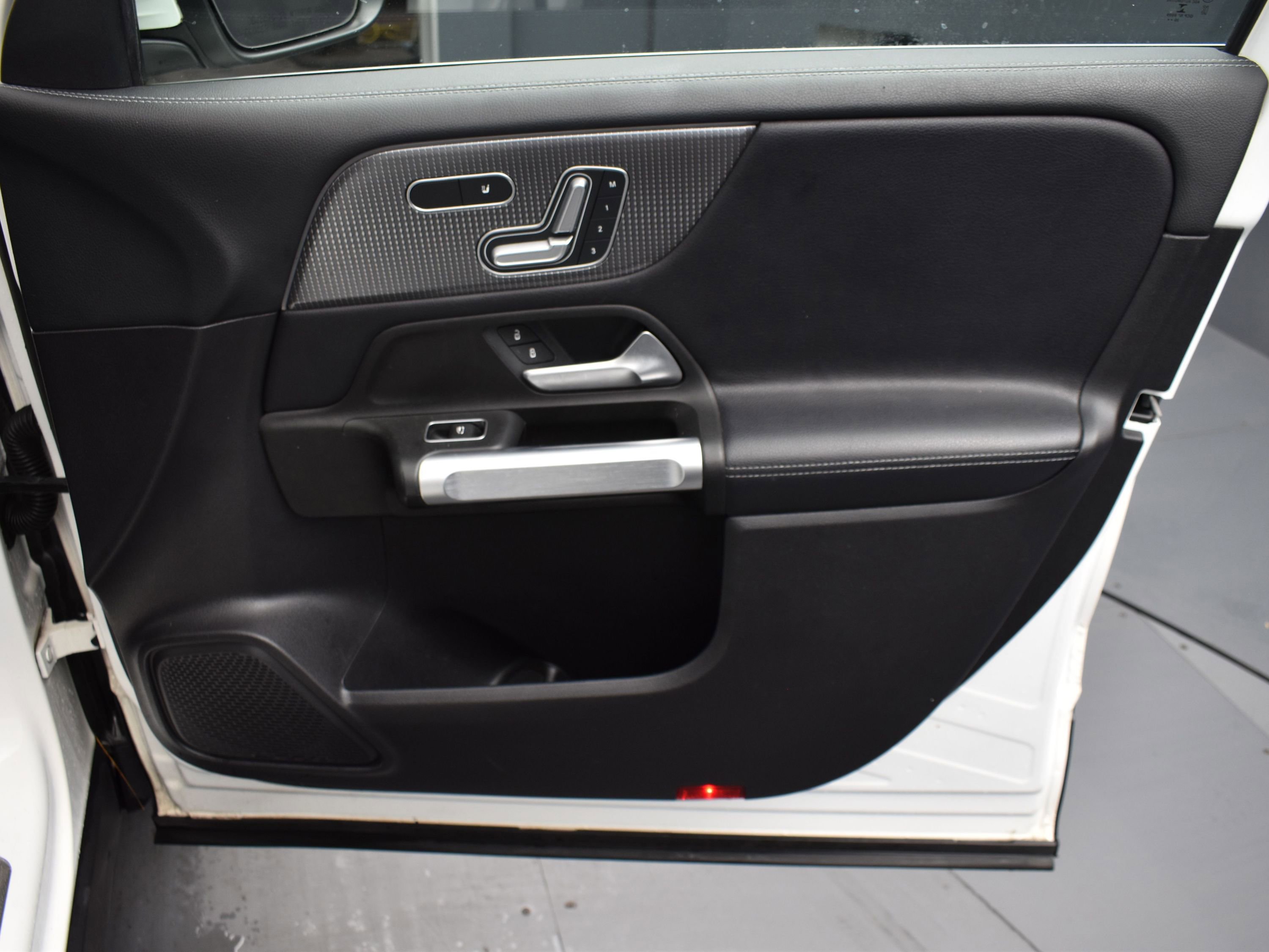 Used 2021 Mercedes-Benz GLB 250 4MATIC w/ Premium Package image 6