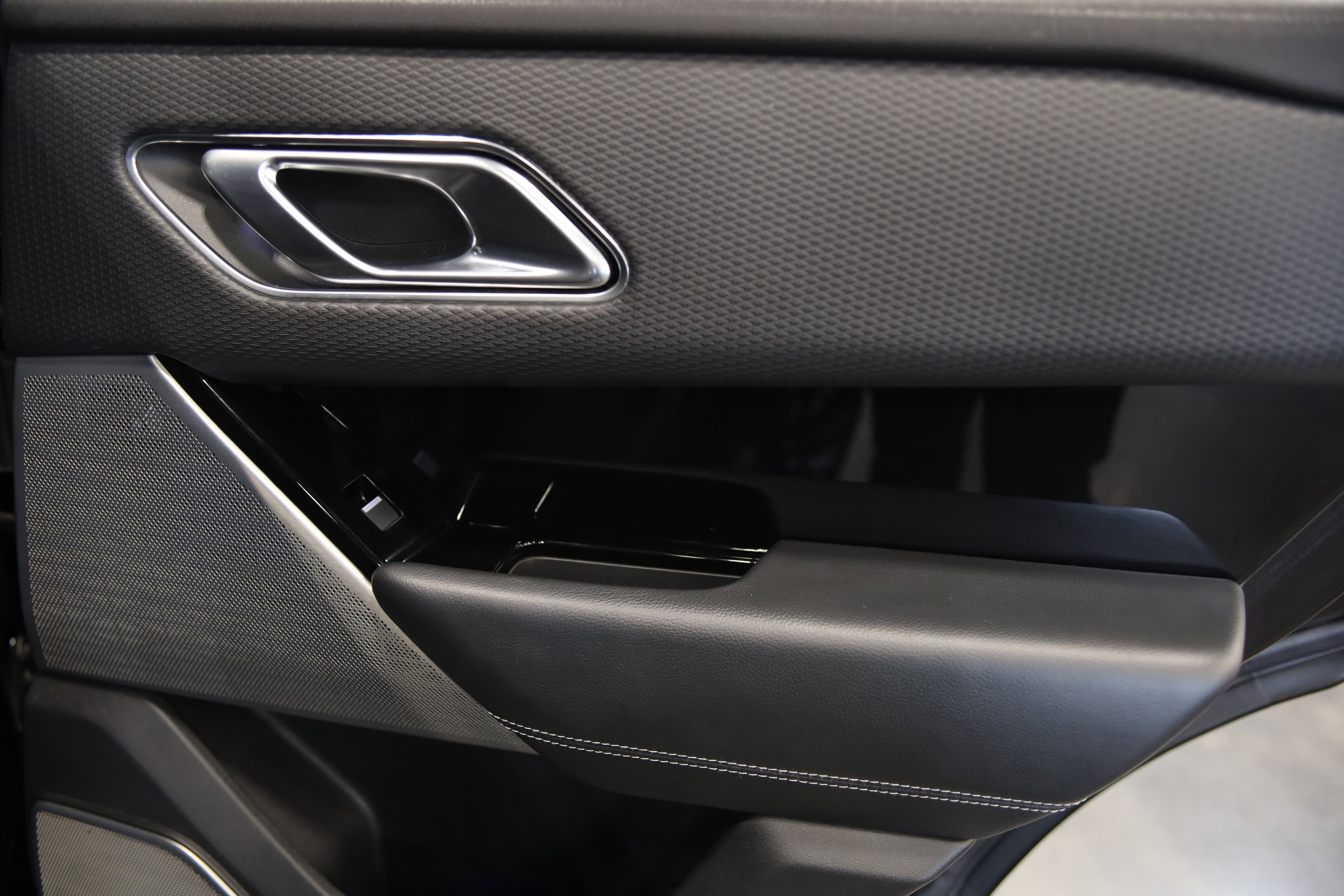Used 2019 Land Rover Range Rover Velar R-Dynamic SE image 35