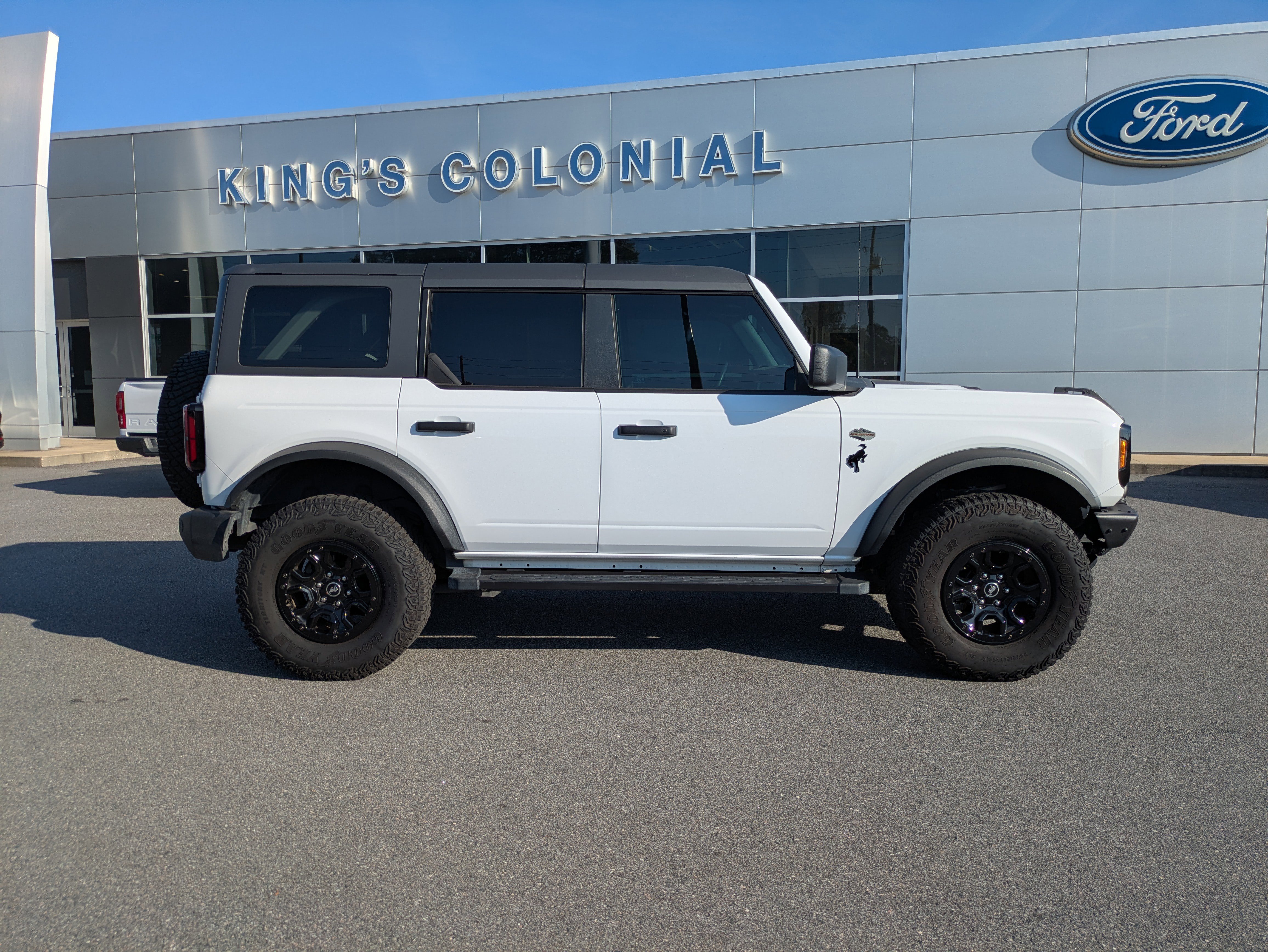 Used 2022 Ford Bronco Wildtrak image 2