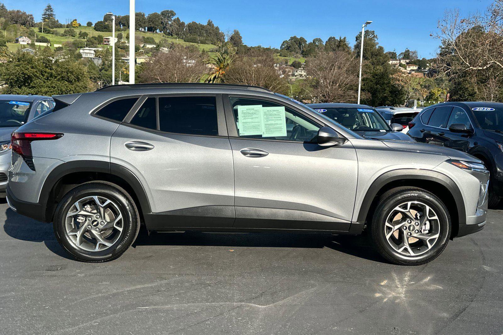 Used 2025 Chevrolet Trax LT w/ LT Convenience Package image 2