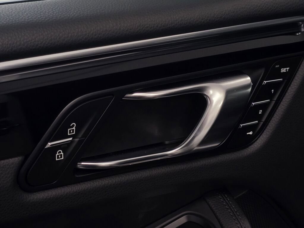Certified 2025 Porsche Macan image 35