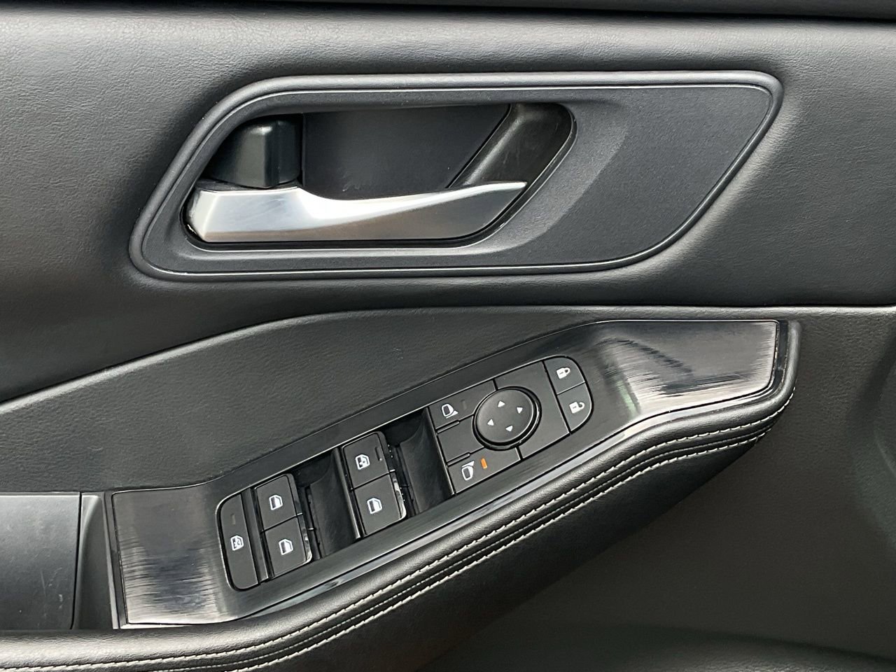 Used 2025 Nissan Rogue SV image 13