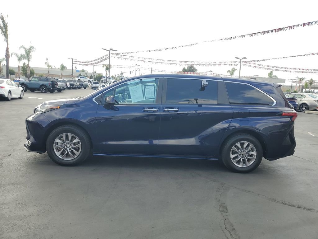 Used 2022 Toyota Sienna XLE image 6