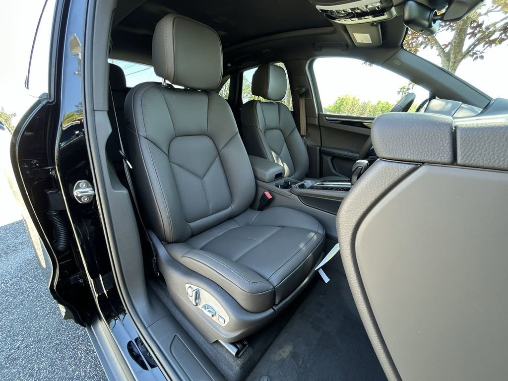 Certified 2025 Porsche Macan image 29