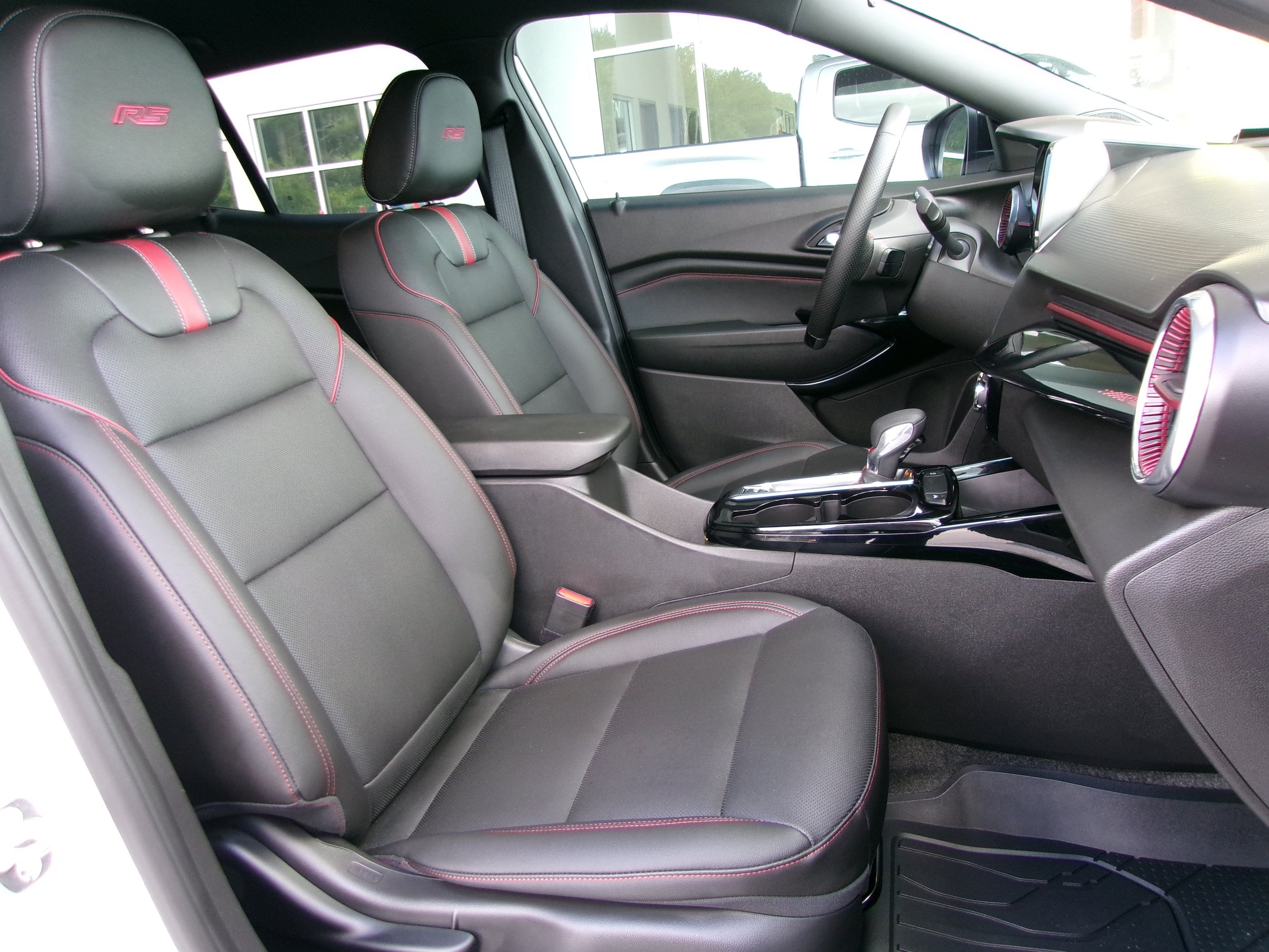 Used 2025 Chevrolet Trax RS FWD image 21