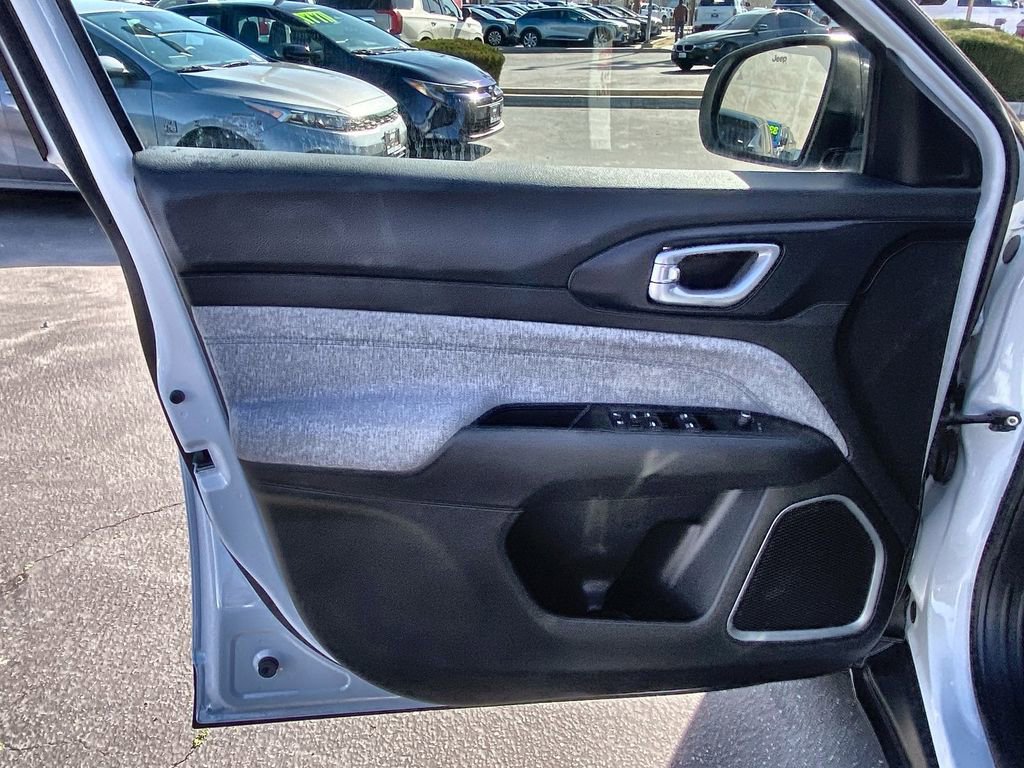 Used 2023 Jeep Compass Latitude image 21